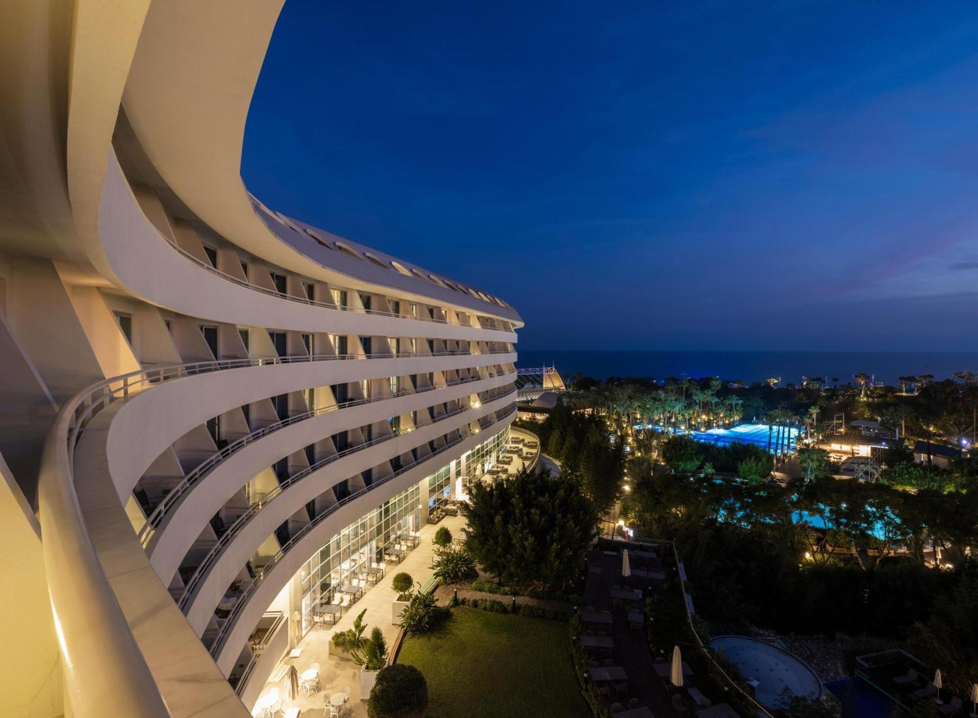 コンコルド デラックス リゾート【ウルトラオールインクルーシブ】 アンタルヤ エクステリア 写真 The resort at night