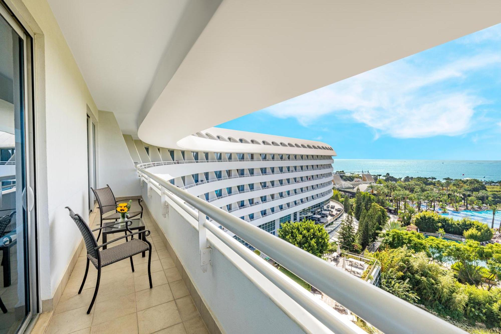 コンコルド デラックス リゾート【ウルトラオールインクルーシブ】 アンタルヤ エクステリア 写真 Balcony of a hotel room