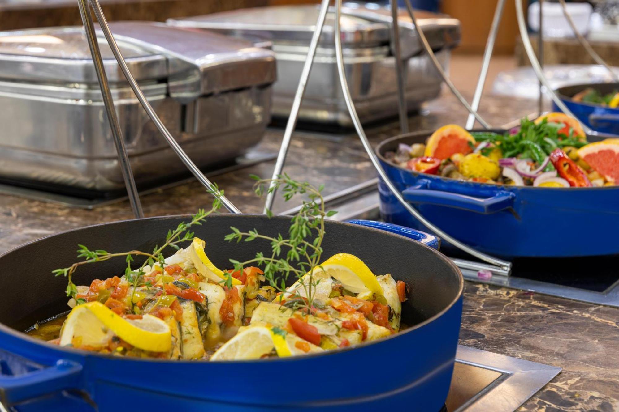コンコルド デラックス リゾート【ウルトラオールインクルーシブ】 アンタルヤ エクステリア 写真 A blue Le Creuset cast iron casserole