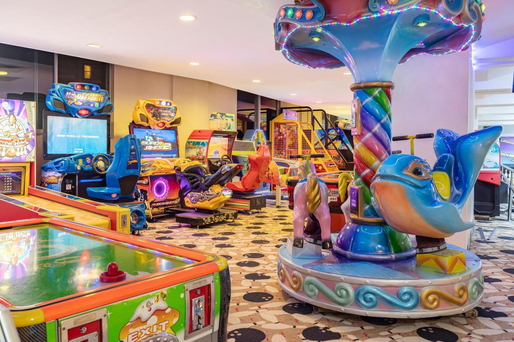 コンコルド デラックス リゾート【ウルトラオールインクルーシブ】 アンタルヤ エクステリア 写真 The interior of a typical arcade