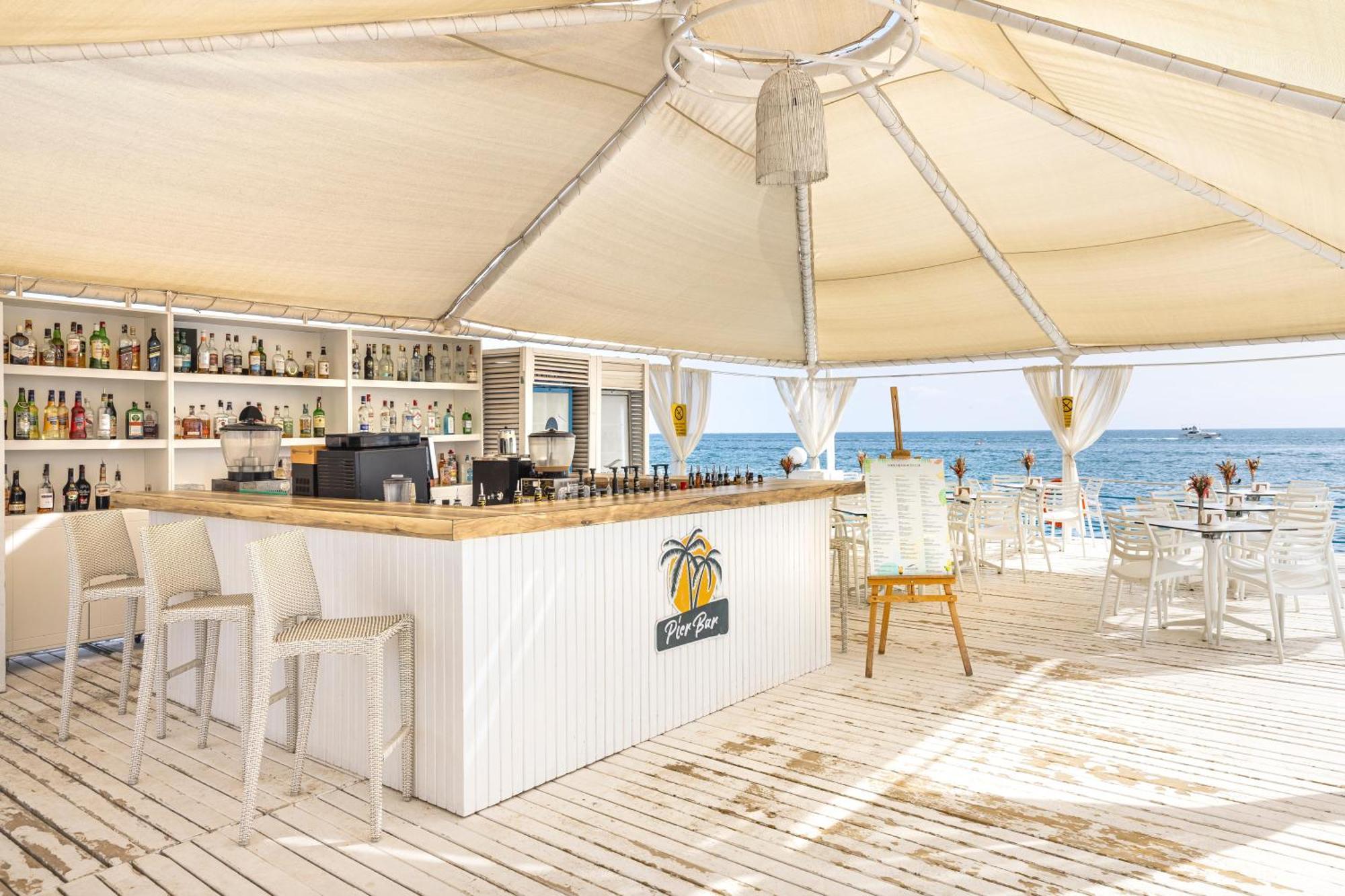 コンコルド デラックス リゾート【ウルトラオールインクルーシブ】 アンタルヤ エクステリア 写真 Beach bar in Marbella, Spain