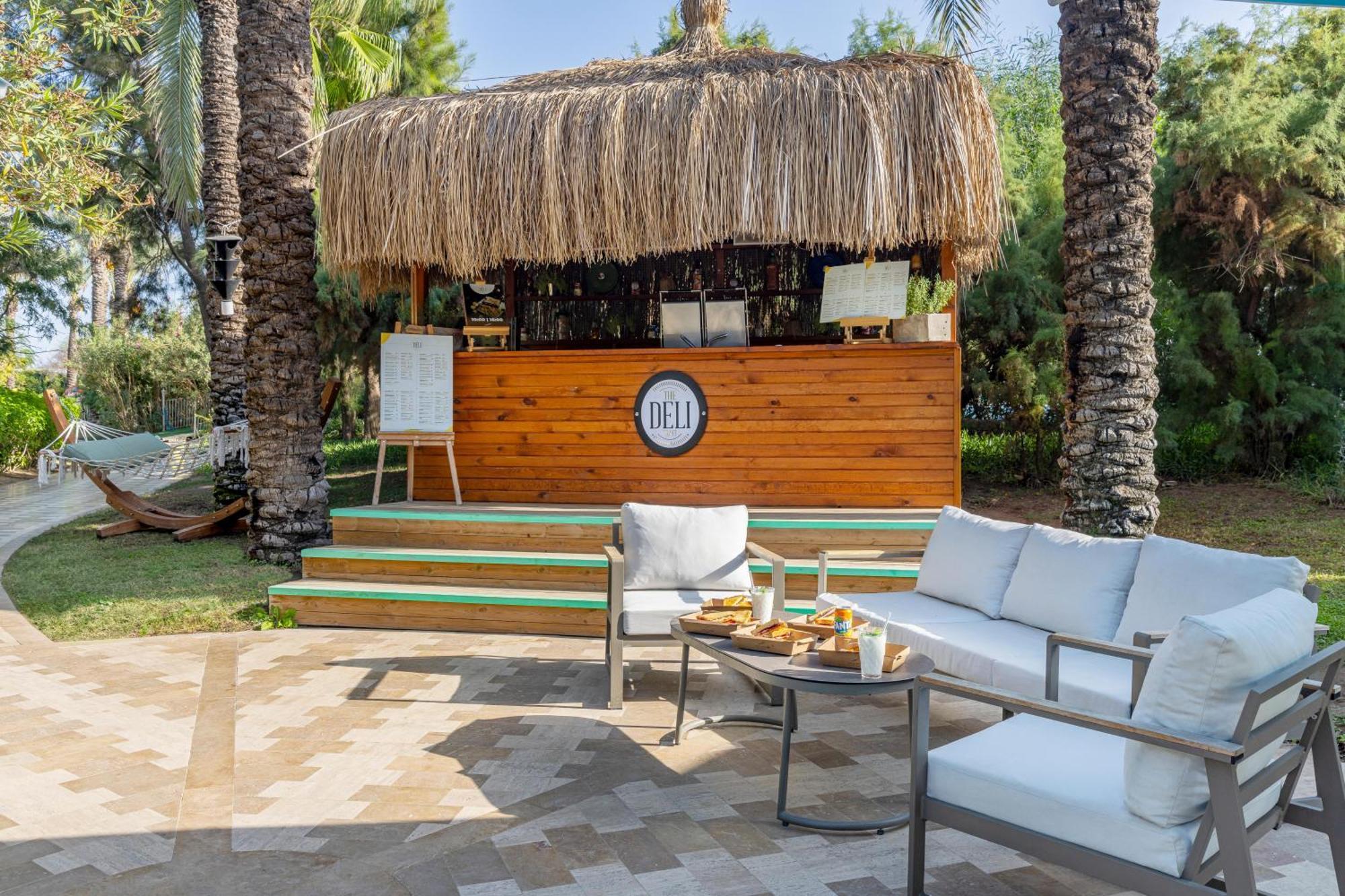 コンコルド デラックス リゾート【ウルトラオールインクルーシブ】 アンタルヤ エクステリア 写真 Pool bar at the hotel