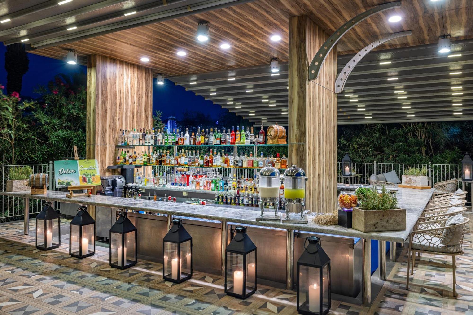 コンコルド デラックス リゾート【ウルトラオールインクルーシブ】 アンタルヤ エクステリア 写真 The Pool Bar