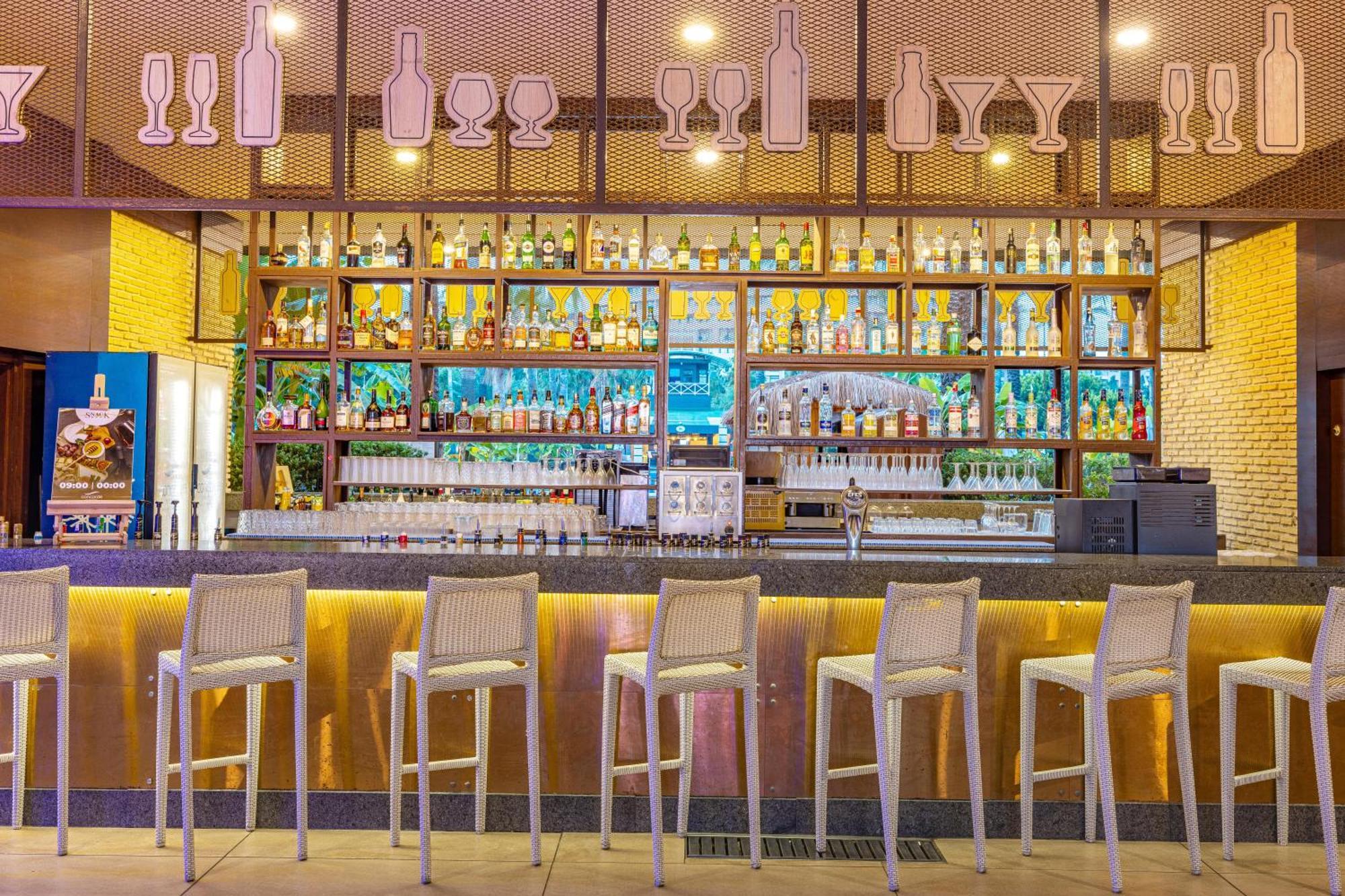 コンコルド デラックス リゾート【ウルトラオールインクルーシブ】 アンタルヤ エクステリア 写真 The bar at the hotel