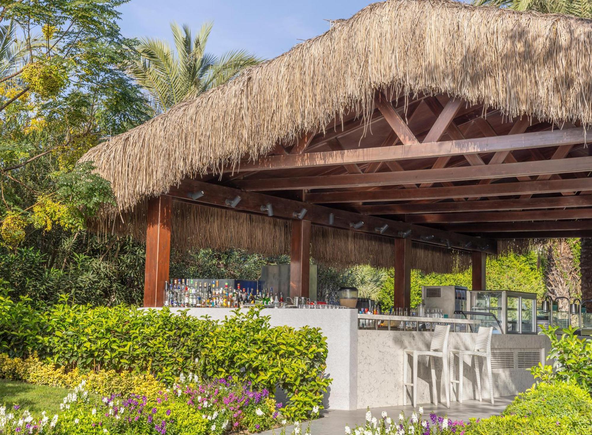 コンコルド デラックス リゾート【ウルトラオールインクルーシブ】 アンタルヤ エクステリア 写真 The bar at the pool